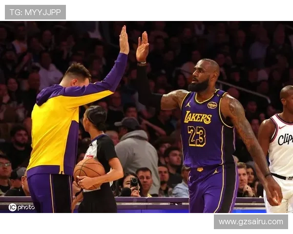 湖人险胜快船东契奇爆发詹皇策应